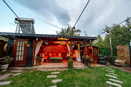 Foișorul și grădina, ziua