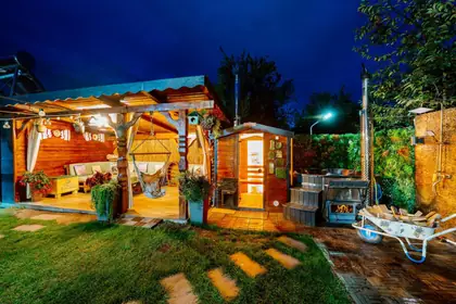Grădina seara: foișorul, sauna și ciubărul