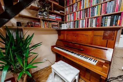 Pianul și biblioteca