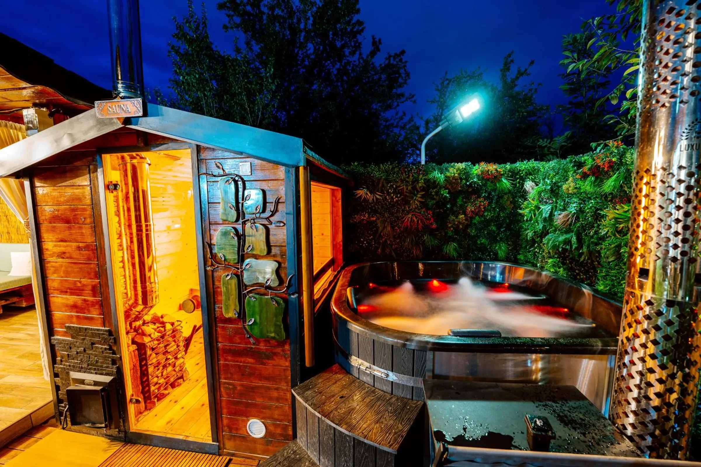 Sauna din lemn și ciubărul cu apă caldă, seara