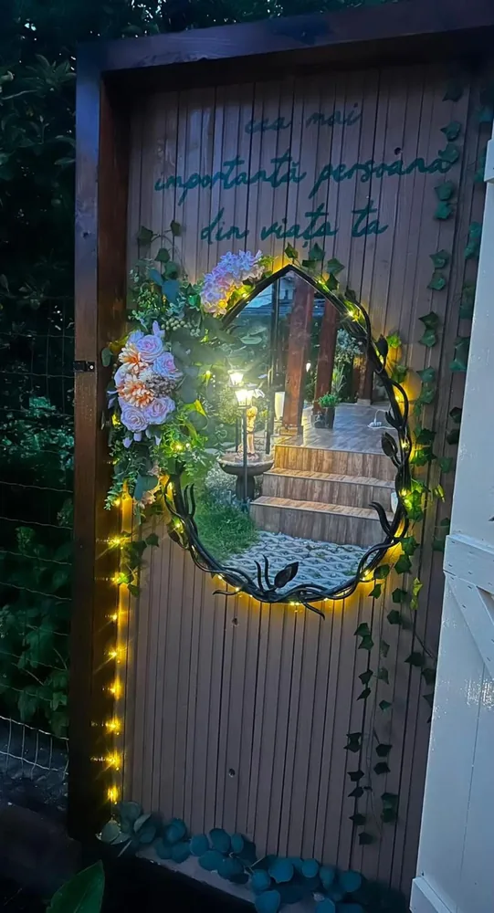 Oglinda din spatele ușii, seara, luminată cu beculețe